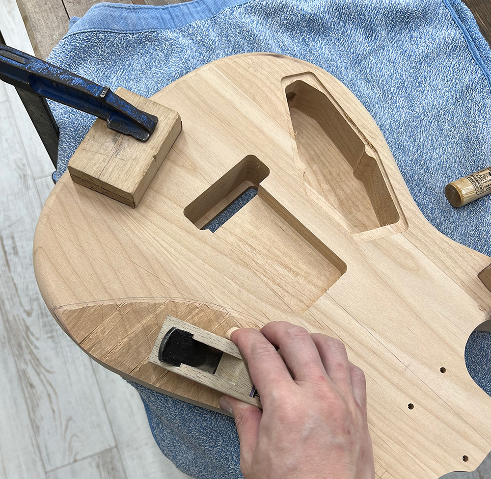ギターのバックカット加工、反鉋で削る作業